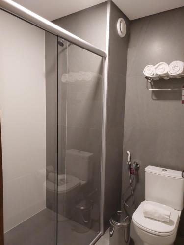 格拉玛多Golden Gramado Resort的一间带卫生间和玻璃淋浴间的浴室