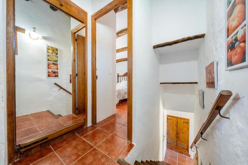 埃尔佩雷略Teresina的走廊上设有镜子,房子里设有楼梯