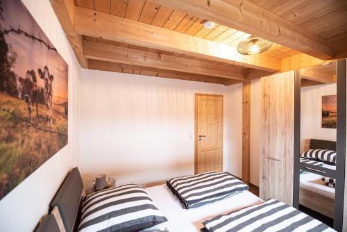 莱希布鲁克Hirsch Chalet #Sauna的配有木天花板的客房设有两张床。