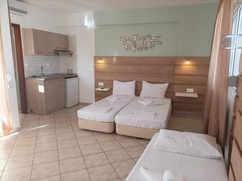 佩科霍里Filomeni Studios的酒店客房带两张床和厨房