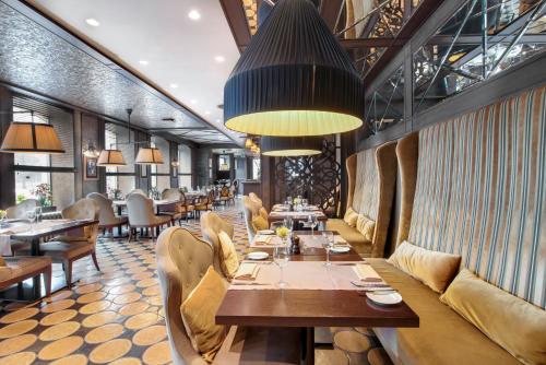 里加塞玛拉美特罗波酒店的一间带长桌和椅子的餐厅