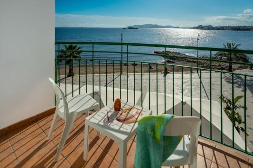 伊维萨镇Hotel Vibra Marítimo的一个带桌椅的海景阳台