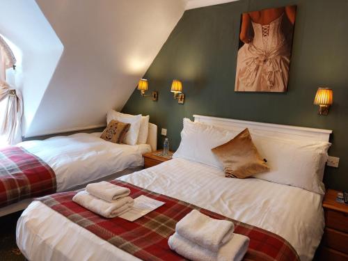 托基诺伍德旅馆的一间卧室配有两张带毛巾的床