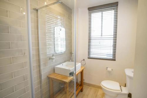 考斯Woodyear House - Cowes - Sleeps 8 - 4 Bed - Dog Friendly - Waterfront的浴室配有卫生间、盥洗盆和淋浴。