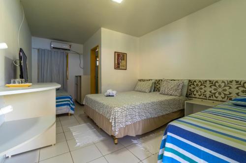 普拉亚弗朗西丝鲍萨达卡纳马利旅馆的一间带床和沙发的小卧室