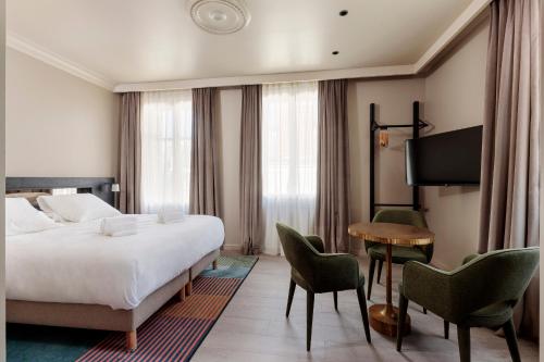 图尔Gogaille - Corneille - Accès autonome的酒店客房带一张床、一张桌子和椅子