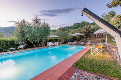 卢卡Villa Dondolino, a Stylish Farmhouse的景观别墅内的游泳池