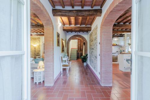 卢卡Villa Dondolino, a Stylish Farmhouse的走廊,有拱门的房子