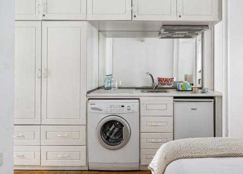 伊斯坦布尔BLUE PERA HOUSE的白色的厨房配有洗衣机和水槽