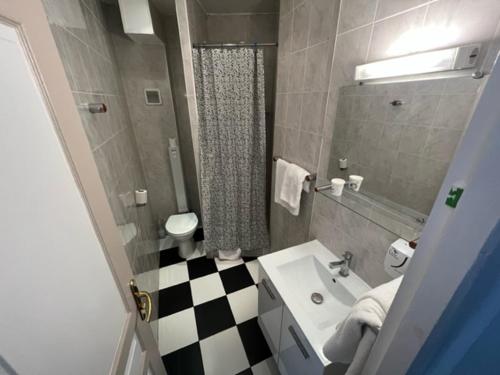 巴黎凯尔特人酒店的浴室铺有黑白格子地板。
