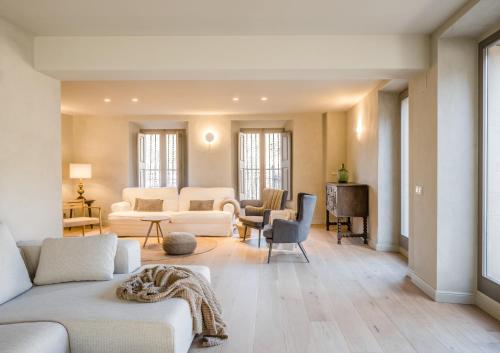 比拉德劳Casa Fàbregas - Benestar Natural的客厅配有白色的沙发和椅子