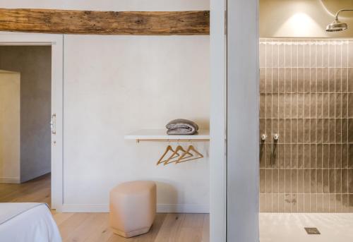 比拉德劳Casa Fàbregas - Benestar Natural的卧室设有白色墙壁和滑动玻璃门