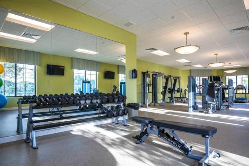 基西米Amazing 6BR Villa @ Storey Lake Resort Near Disney的拥有一排长椅和举重器材的健身房