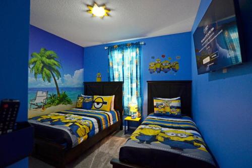 基西米Amazing 6BR Villa @ Storey Lake Resort Near Disney的一间卧室设有两张床和蓝色的墙壁