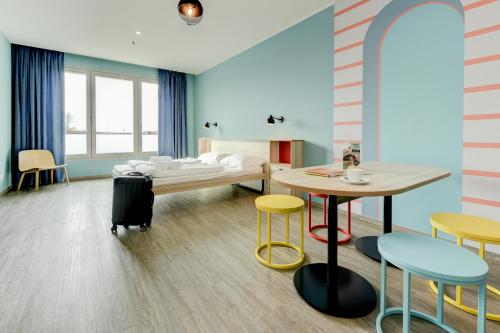 梅斯特MEININGER Venezia Mestre的配有一张床和一张桌子及椅子的房间
