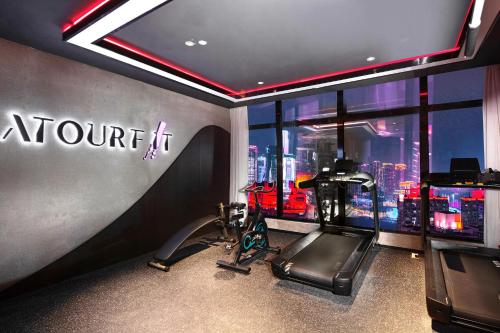重庆重庆解放碑来福士广场江景亚朵酒店的健身房,带跑步机的健身房