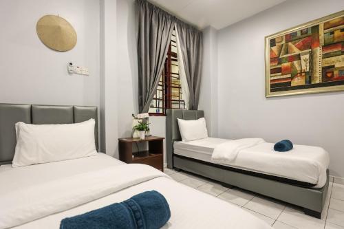 八打灵再也Kota Damansara ICozy Cove Homestay 10 Pax的一间卧室设有两张床和窗户。