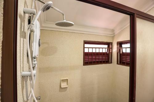 八打灵再也Kota Damansara ICozy Cove Homestay 10 Pax的带淋浴的浴室,带玻璃门