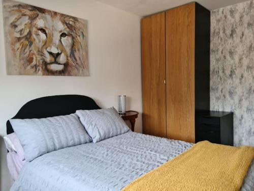 ExhallCharming spacious 2 bed apartment in quiet area的卧室配有一张床,画有狮子