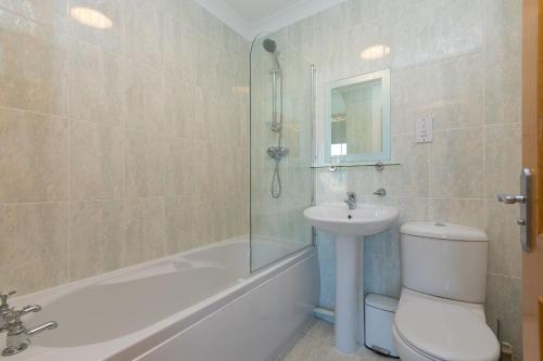 圣艾夫斯Sand Dunes 6 The Manor的浴室配有卫生间、盥洗盆和淋浴。