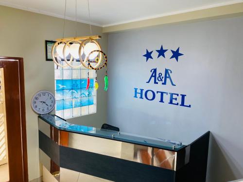 伊基托斯A&A HOTEL的酒店客房设有玻璃前台,墙上挂着星星。
