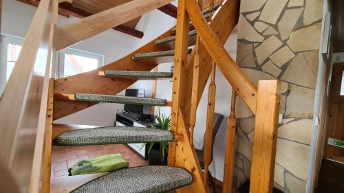 塞布尼茨Ferienhaus Marx的房屋内带椅子的木制螺旋楼梯