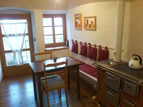 韦扎诺莫塔格乐奥比卡萨度假屋的一间带桌子的厨房和一间带炉灶的用餐室