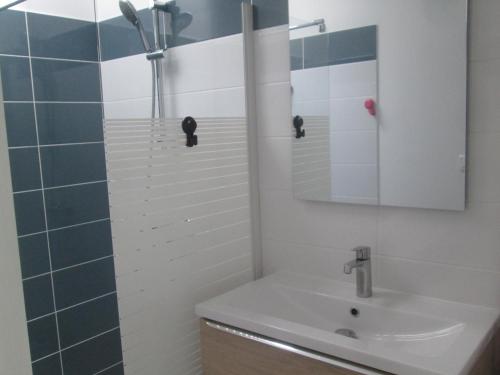 圣卡勒吉勒多TY PLAGE的一间带水槽和镜子的浴室