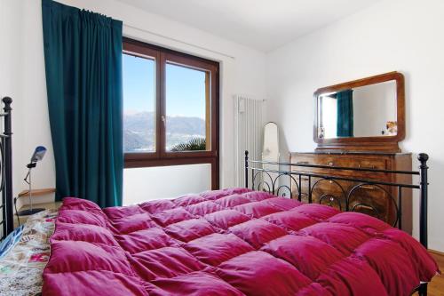 DorioCasa Leonardo的一间卧室配有一张大紫色床和镜子