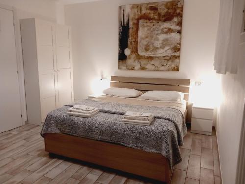 伊莫拉Montevecchi13的一间卧室配有一张床,上面有两条毛巾
