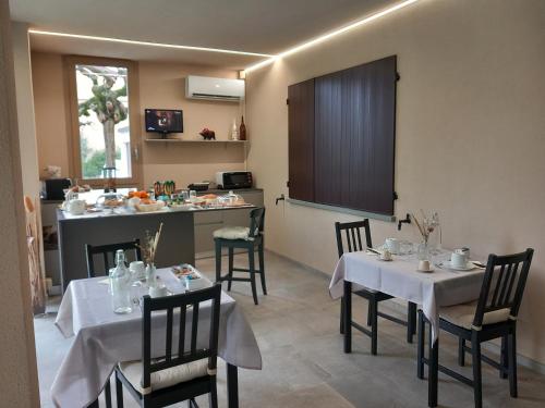 伊莫拉Montevecchi13的一间带桌椅的用餐室和一间厨房