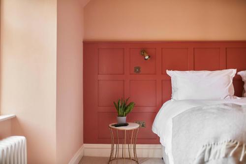 GrandtullyThe Grandtully Hotel的一间卧室配有红色床头板和一张床