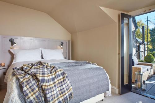 GrandtullyThe Grandtully Hotel的一间卧室设有一张大床和一个窗户。