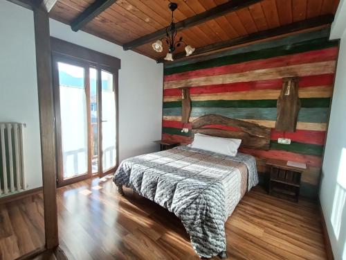 博拉涅斯科纳德美杜拉斯酒店的一间卧室设有一张床和木墙