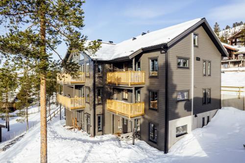 伊德勒Helt nybyggd lägenhet i Dähliebyn, Idre Fjäll的雪中房屋的图像