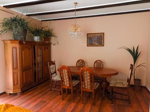 MichałkowaSłoneczny dom的一间带木桌和椅子的用餐室