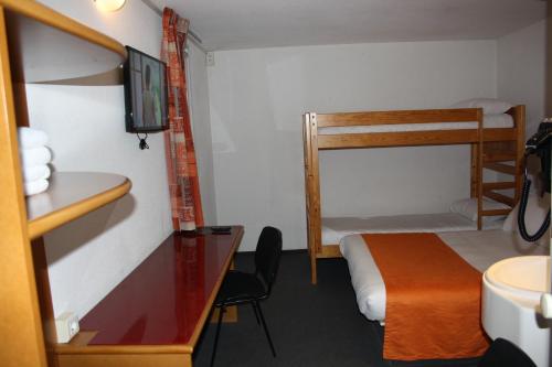 瓦朗斯堡Hôtel Quick Palace Valence Nord的小房间设有一张床和一张双层床