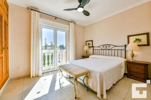 卡尔佩Villa Angeles - Grupo Turis的一间卧室设有一张床和一个大窗户