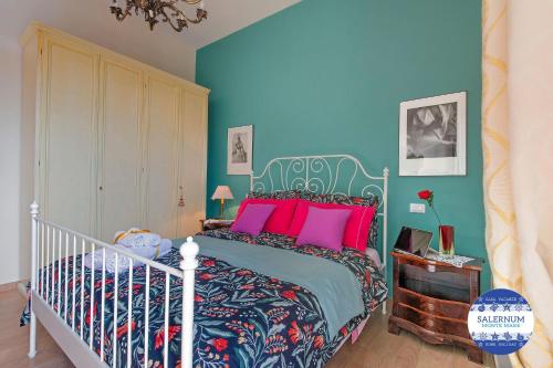 萨莱诺SALERNUM - MONTE MARE的一间卧室设有一张床和蓝色的墙壁