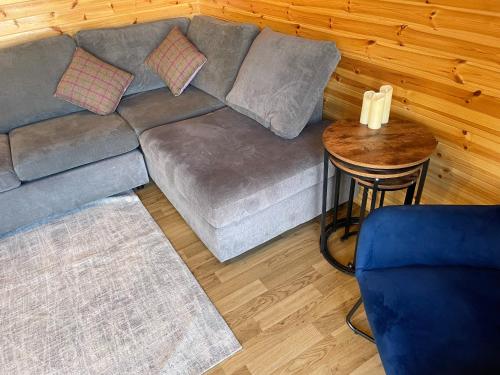 巴斯盖特Hedgehog's Nest的客厅配有沙发和桌子