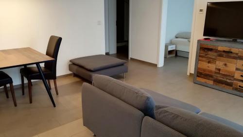 阿巴斯塔特Apartment mit Terrasse in Abstatt的带沙发、桌子和电视的客厅