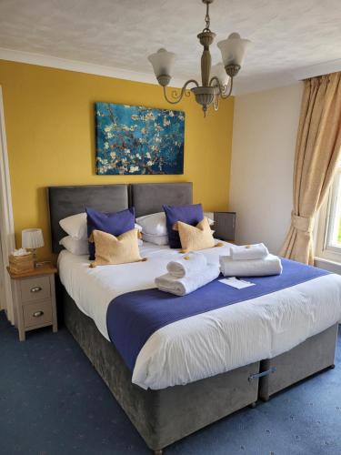 本布里奇The Birdham At Bembridge的一间卧室配有一张大床和毛巾
