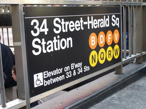 纽约NYC Empire Apartments的街道加热座椅站标志