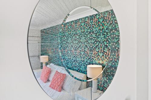 托基The Torcroft的浴室设有一面镜子和绿色的墙壁