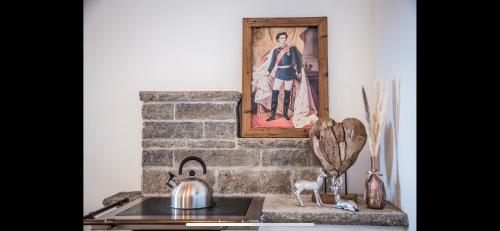 莱希布鲁克Hirsch Chalet #Sauna的墙上挂着一幅男子照片的壁炉