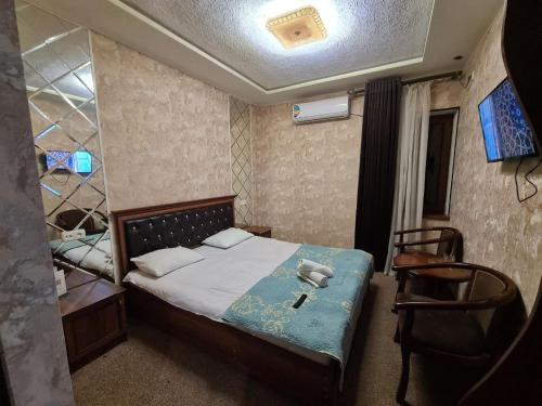 撒马尔罕Hotel Anor的一间小卧室,配有一张床和一把椅子
