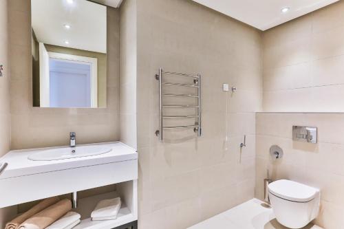 布德瓦Montesun RAF Apartments的浴室配有盥洗池、卫生间和镜子。