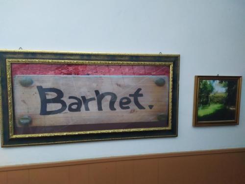 拉默齐亚泰尔默Barnet House Lamezia的墙上的 ⁇ 堡标志的照片