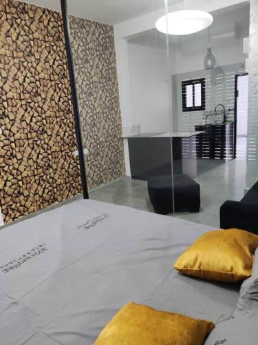 Qiryat Motzkinסוויט דרים בגושן的一间卧室配有一张带黄色枕头的床。