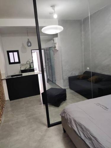 Qiryat Motzkinסוויט דרים בגושן的一间卧室设有一张床和玻璃墙